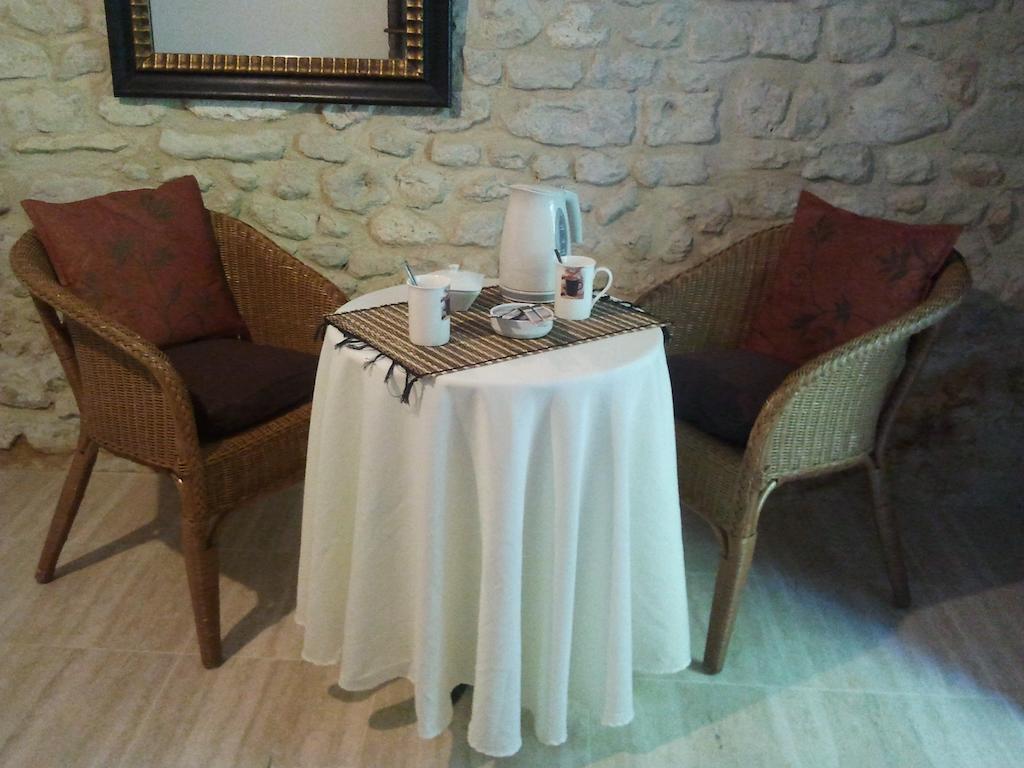 Chambres D'Hotes La Grange Au Bois Champagne-et-Fontaine Ruang foto